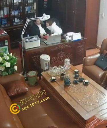 越南宁平海后校领导办公室淫乱大揭秘:校长与众美女狂野博弈!性爱视频曝光,校园内春光无限,道德沦丧!