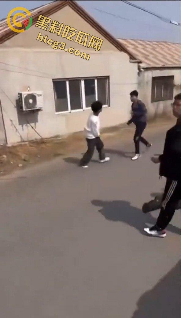 勇敢的小伙，这才是面对校园霸凌的正确方式，就是反击回去！