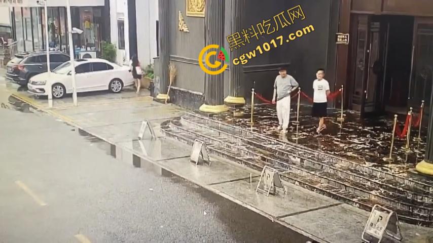 血腥暴力！两男子被疯狂催收员砍伤！街头刀光剑影，鲜血四溅，高利贷催收员下手无情，横行无忌