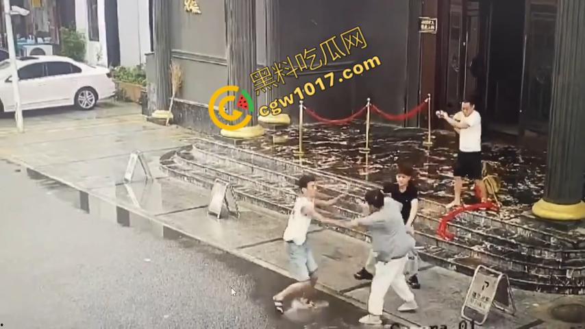 血腥暴力!两男子被疯狂催收员砍伤!街头刀光剑影,鲜血四溅,高利贷催收员下手无情,横行无忌