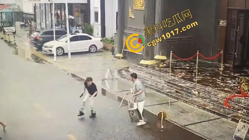 血腥暴力!两男子被疯狂催收员砍伤!街头刀光剑影,鲜血四溅,高利贷催收员下手无情,横行无忌