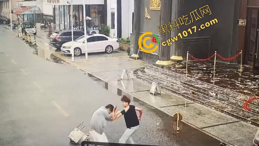 血腥暴力!两男子被疯狂催收员砍伤!街头刀光剑影,鲜血四溅,高利贷催收员下手无情,横行无忌