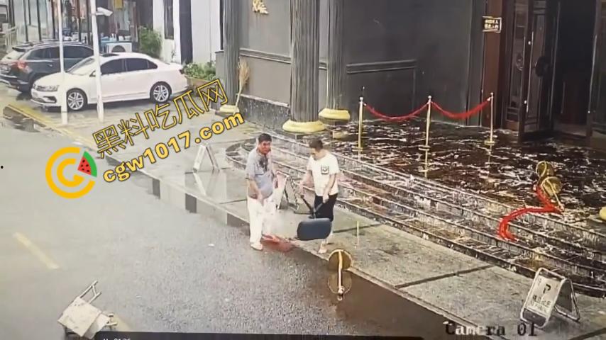 血腥暴力!两男子被疯狂催收员砍伤!街头刀光剑影,鲜血四溅,高利贷催收员下手无情,横行无忌