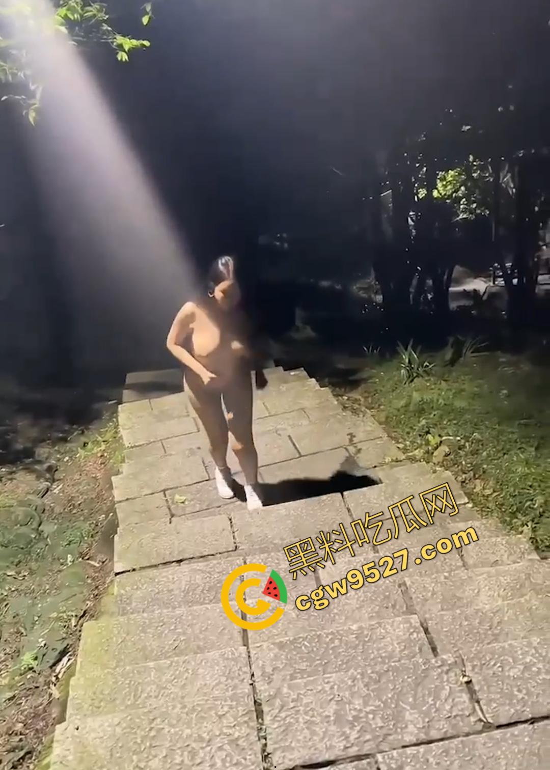 郑州辣妈刘晓丹的公园暴露之旅!娇妻沦为淫荡母狗爬行,小树林激情后入,刺激不断!