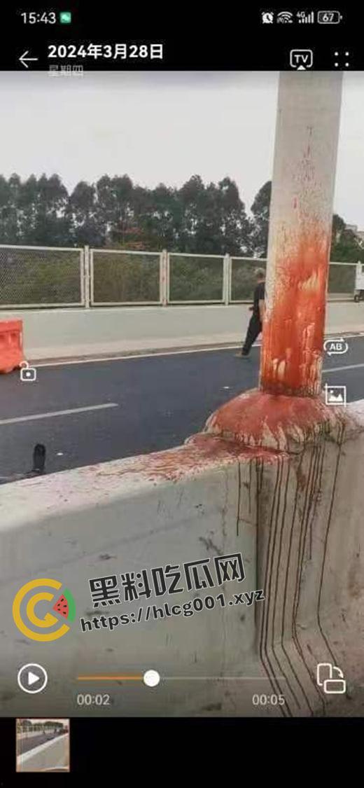 厦门同安大道杜卡迪飙车撞到柱子 人直接散架 柱子都染红了 当场盖布吃席 现场血腥画面流出