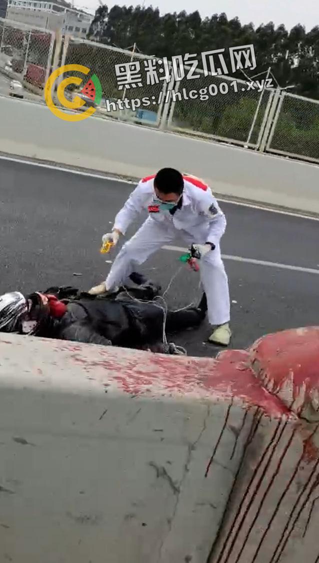 厦门同安大道杜卡迪飙车撞到柱子 人直接散架 柱子都染红了 当场盖布吃席 现场血腥画面流出