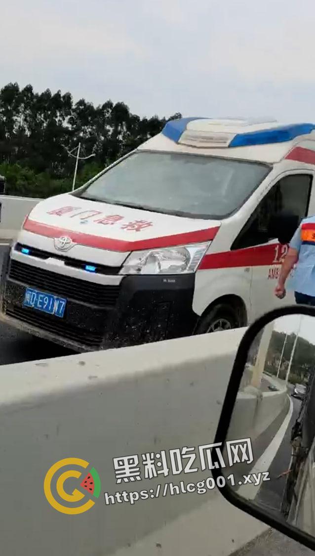 厦门同安大道杜卡迪飙车撞到柱子 人直接散架 柱子都染红了 当场盖布吃席 现场血腥画面流出