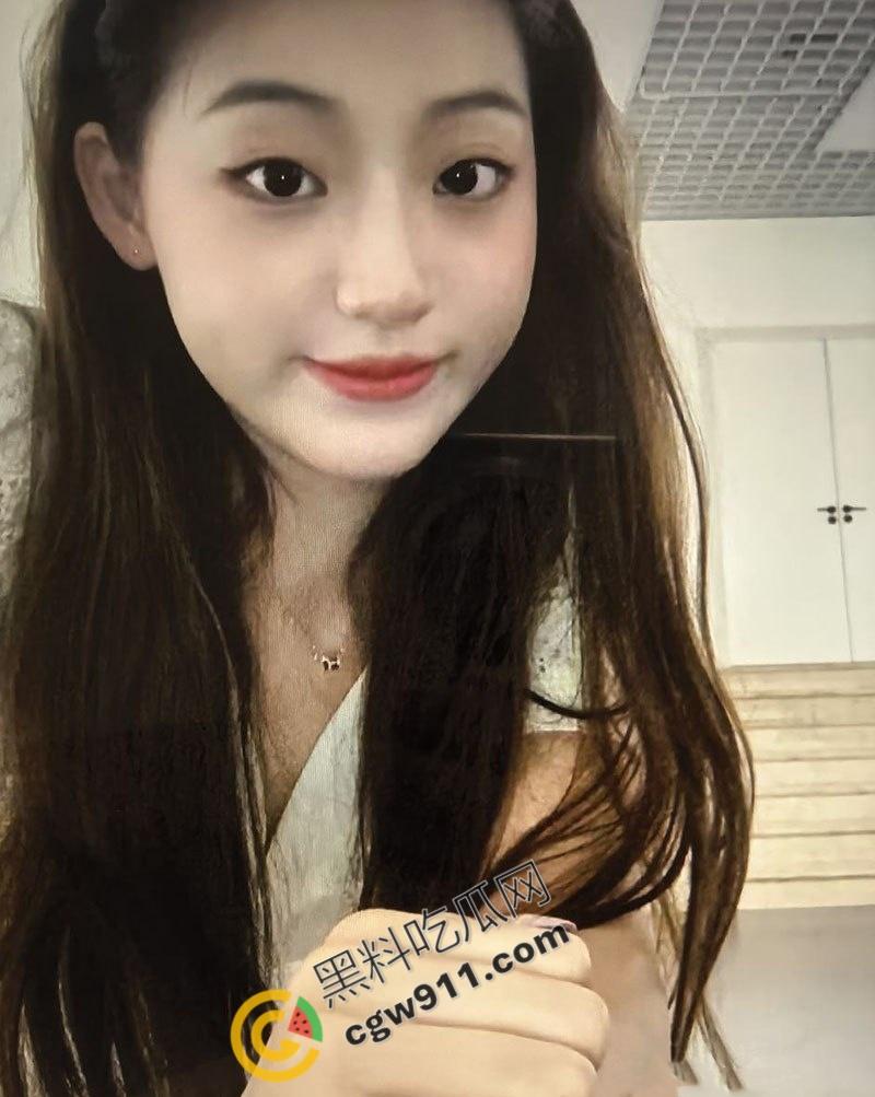 河南安阳甜美少女【刘薇】床上热情如火,与男友性多姿势切换娇喘连连,口交撩人,翘臀后入,令人血脉贲张!