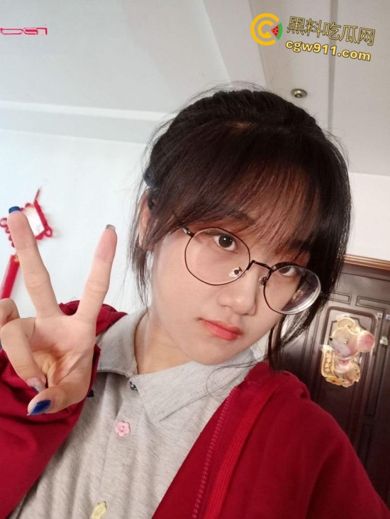 山东科技大学【朱玲慧】, 不雅视频被前男友曝光,清纯校花沦为索精母犬,狗链栓脖狂吞主人生殖器!