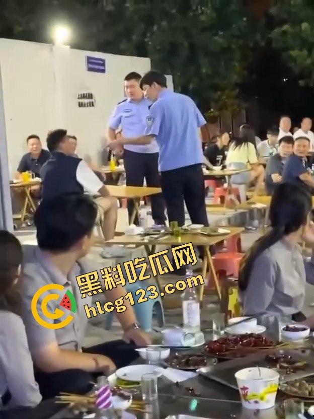 吃烧烤喝点酒就敢硬刚警察？不搞点大动静酒都算白喝了！