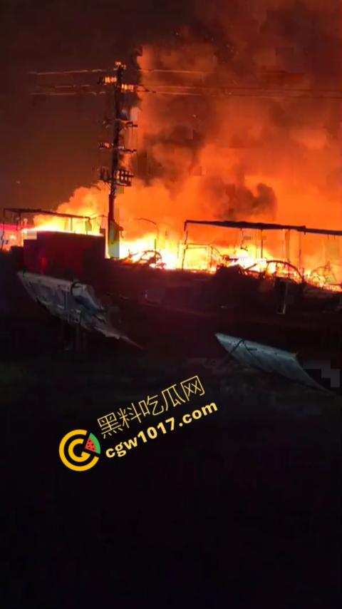宁德突发火灾!渔船连环暴燃,火舌腾空,夜间被烈焰吞噬殆尽,惊险一刻令人心神俱裂!