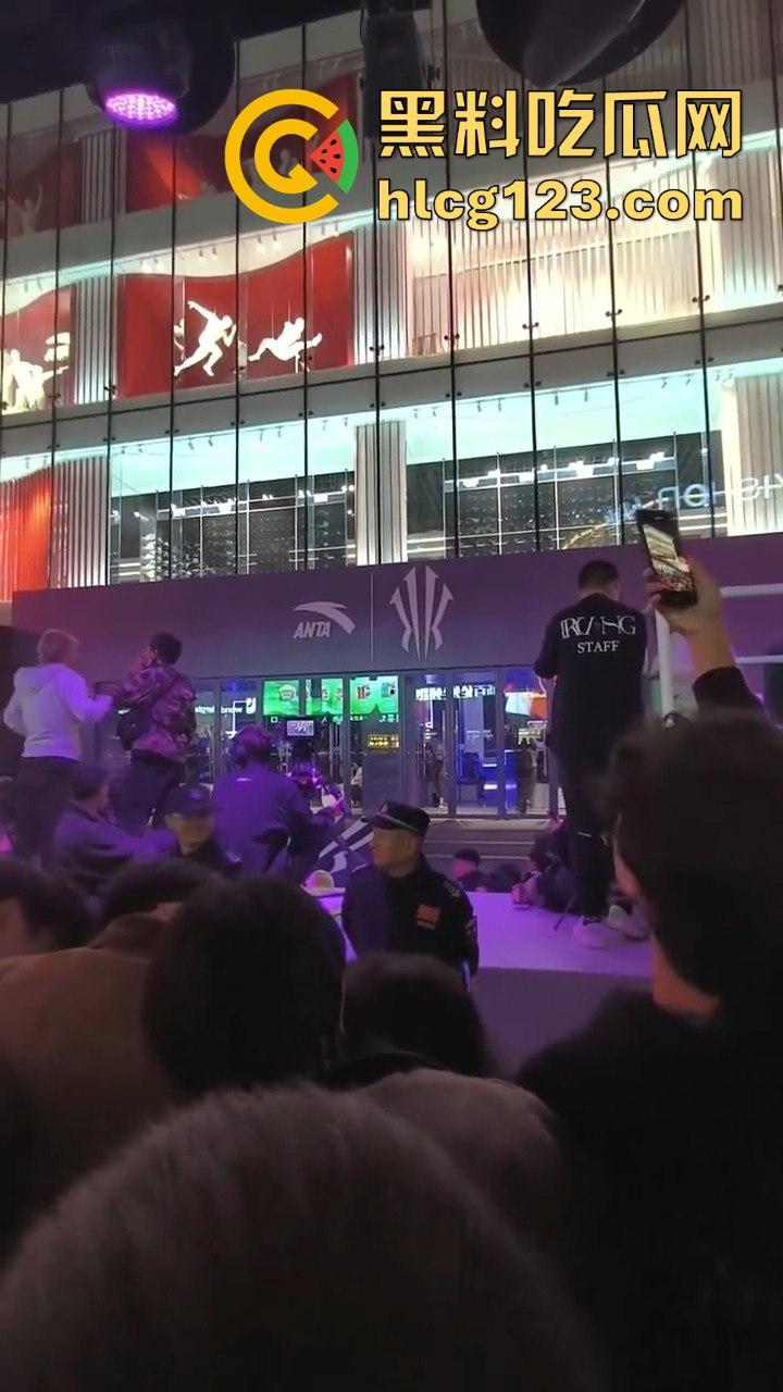 沈阳中街安踏门店出大事？一群男的当街怒骂安踏傻逼，场面一度失控！