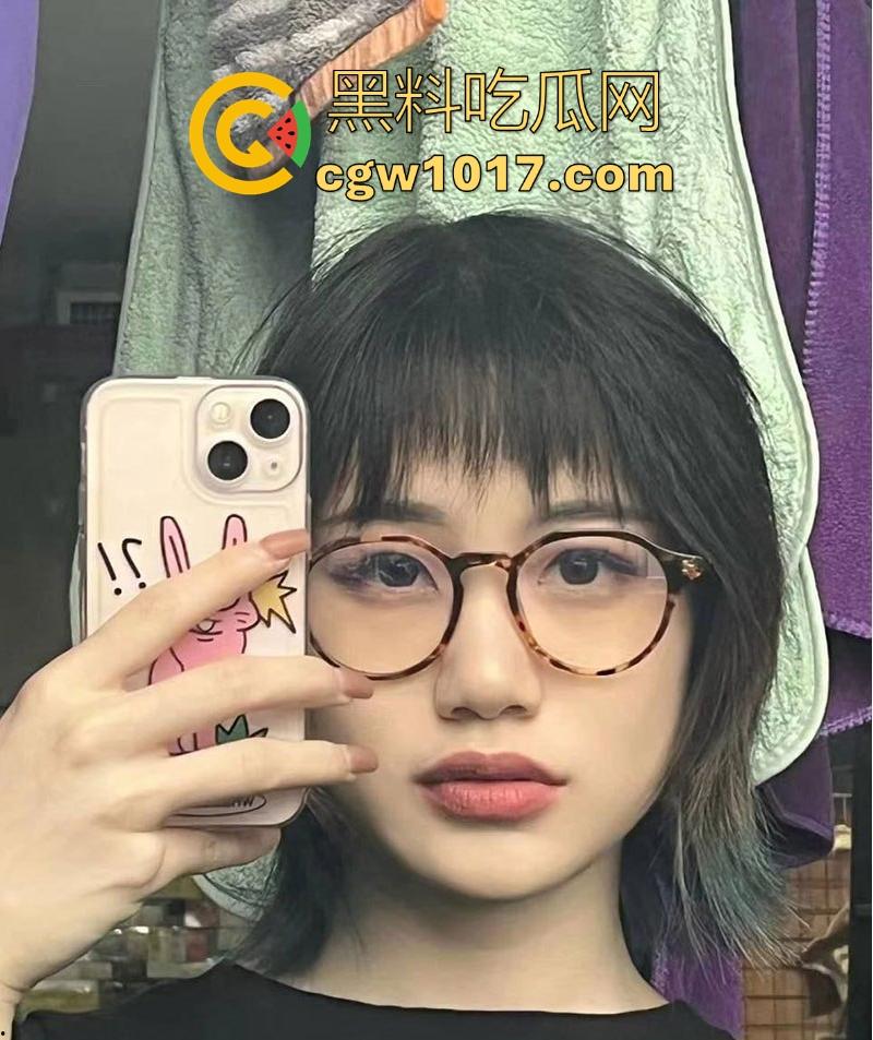 成都医科大学眼镜学妹【廖萱晴】双面人生暴露，清纯大学生私下是金主包养金丝雀，床上浪荡跟学校的清纯极其反差！