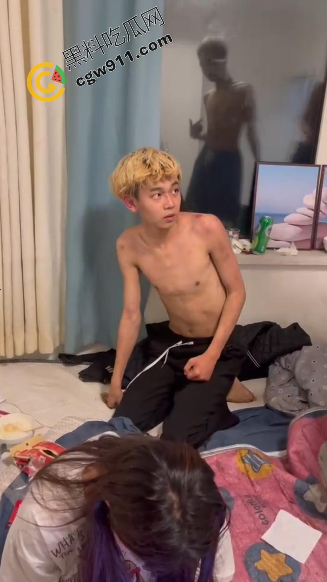 精神小伙群殴黄毛:光膀大脚踢脸,拳拳到肉啪啪响!精神小妹持刀威胁,纹身牛逼女无人敢要!