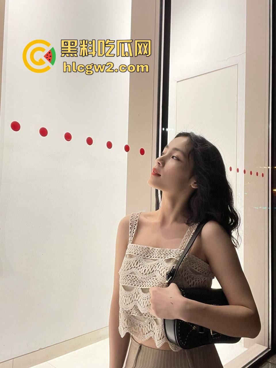 男人都爱女友沉浸式口交的样子原因揭秘 双手握奶 后位猛插啪啪作响 第一视角摇动大灯让人顶到爆！