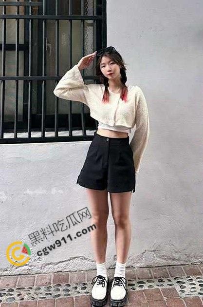 广东师范大学【唐蓉慧】：清纯外表掩盖惊人巨浪，奶大腿长揉奶自慰供金主欣赏，粉嫩骚穴，诱人至深