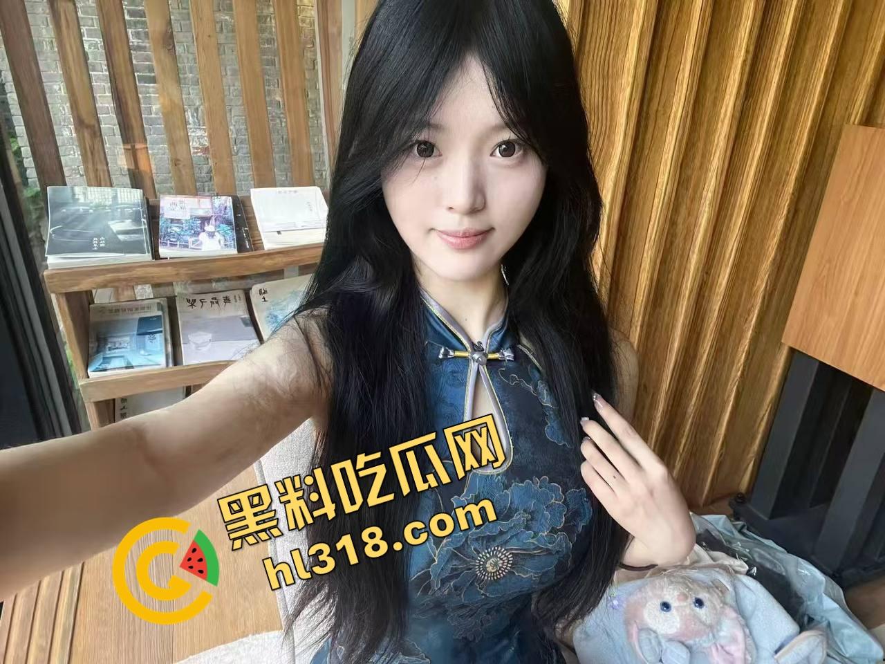 干爹把萝莉干女儿当筹码送合作伙伴，软妹身材娇小被提起直接操，干爹看傻眼年轻体力就是不一样！