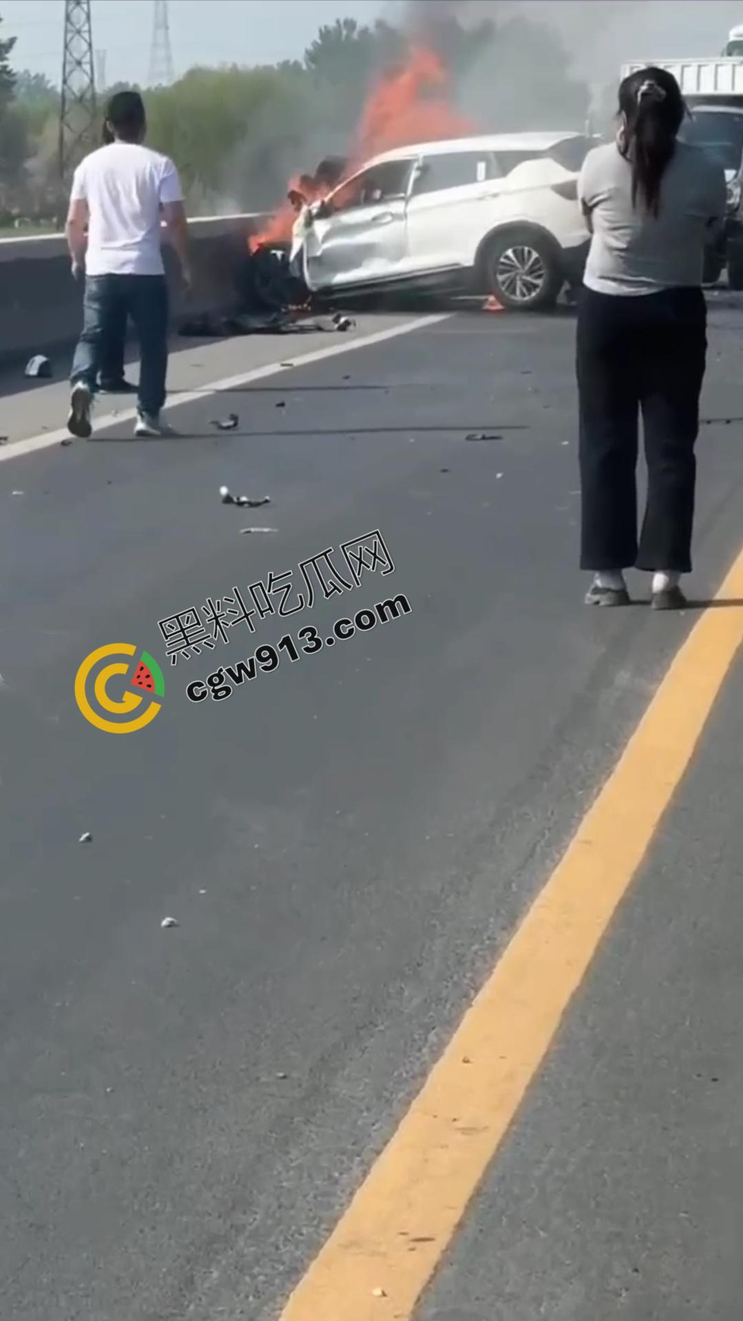 河北保定高碑店惨烈车祸现场!年仅19岁情侣命丧火海,行车安全亟待重视