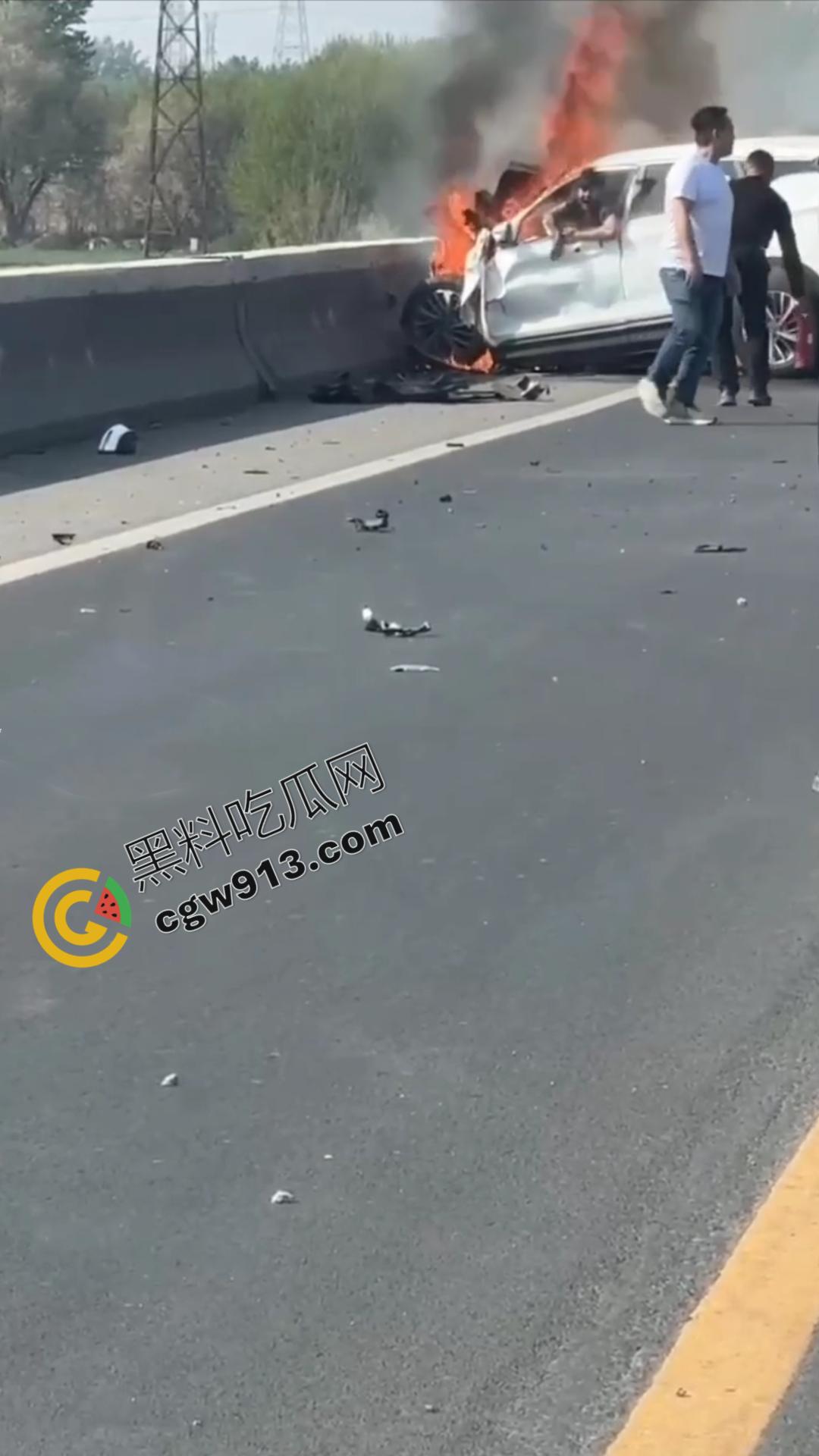 河北保定高碑店惨烈车祸现场!年仅19岁情侣命丧火海,行车安全亟待重视