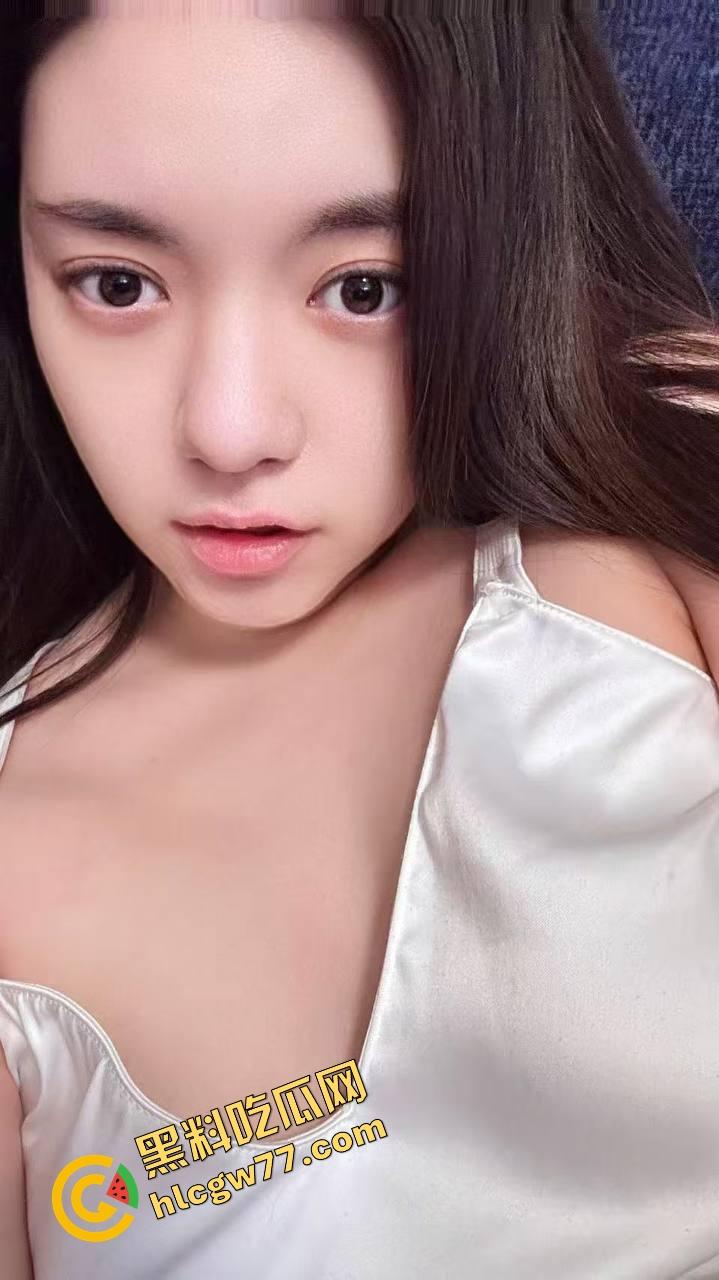 二次元【小鱼呆呆】脑户外露出，Lo装萝莉嘴甜骚货，穿JK被金主野战爆操，小白虎嫩得发光！