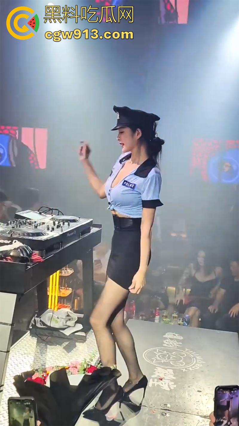 有钱人的快乐夜生活，酒吧被DJ主动勾引，上身热舞尽显风骚，直接带走车上爆操，再回到酒店群p轮奸！