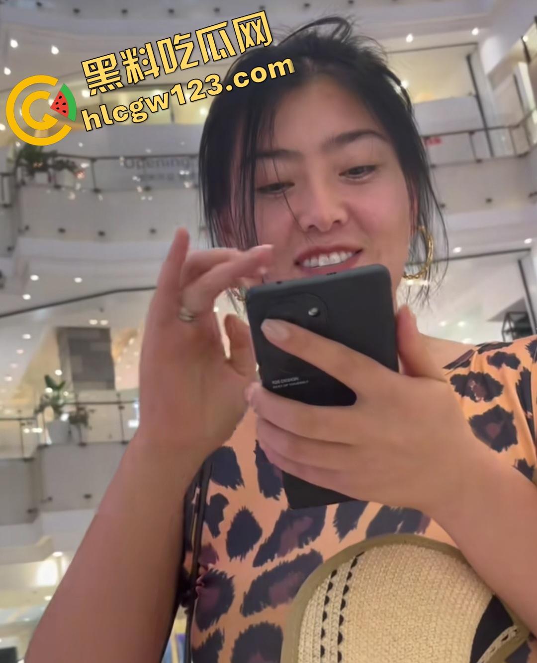 海角社区39岁大屁股妈妈乱伦！红内裤肥臀勾魂被儿子猛操，扬言要给儿子生儿子！