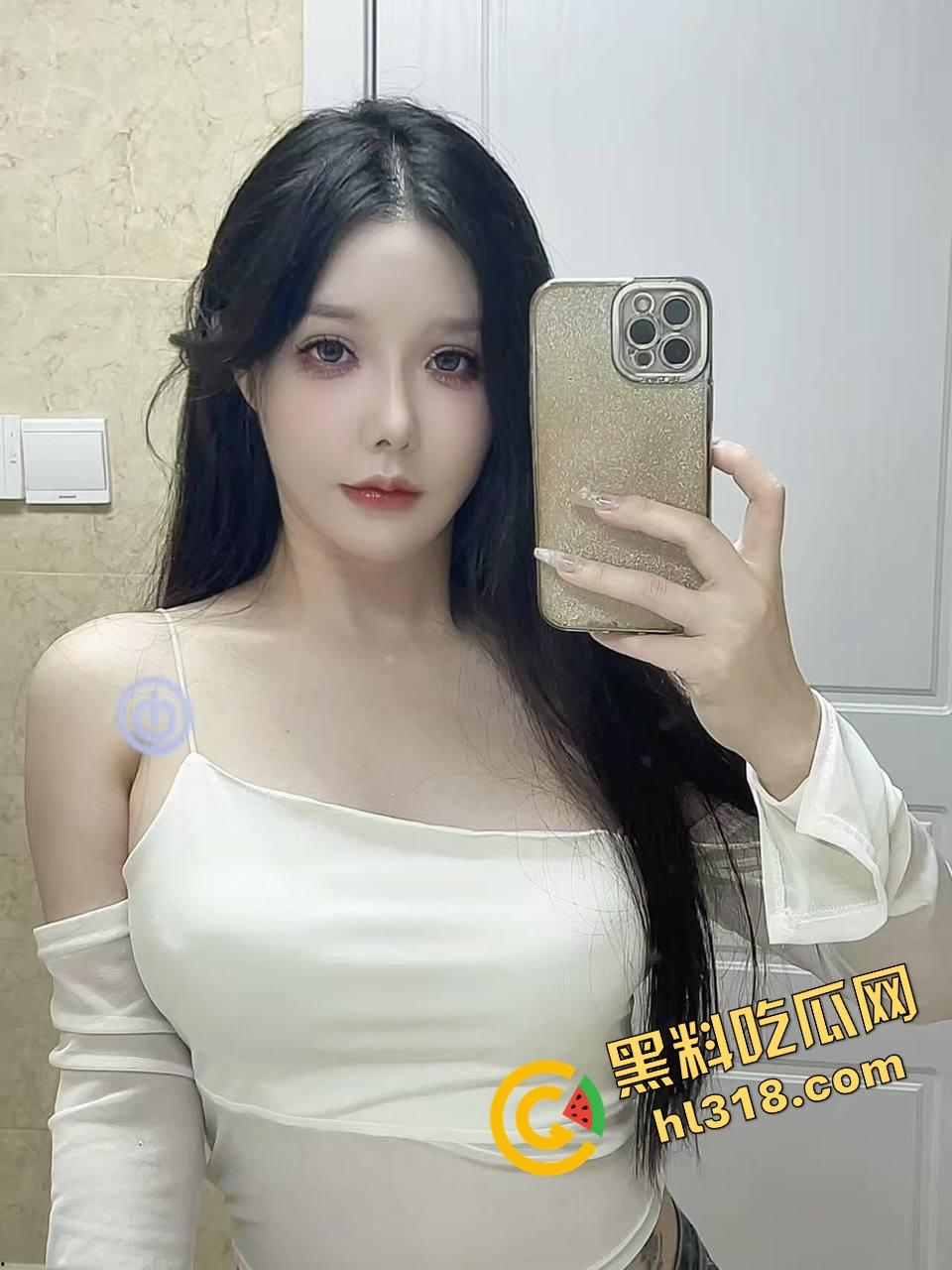 国外留学高挑美女『夏婷婷』被按桌上无套猛操,趁朋友不在家一顿狠狠冲刺,肉体撞击快把桌子干散架!