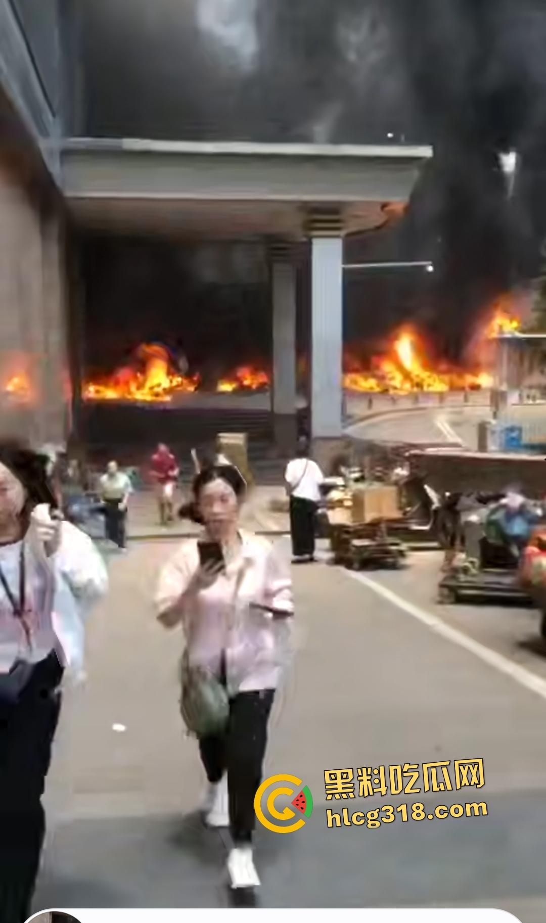 重庆九龙坡摩托车停放点炸翻天!熊孩子鞭炮炸油箱引发大火,火海吞百车!