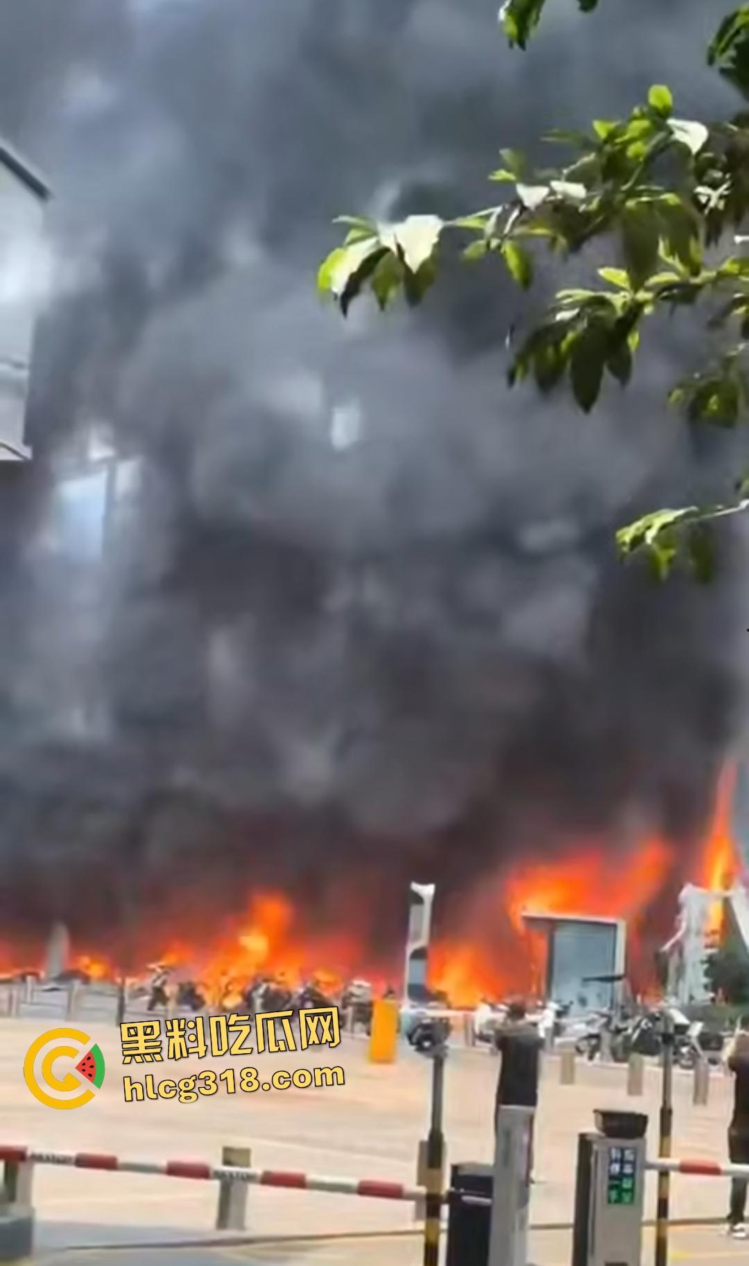 重庆九龙坡摩托车停放点炸翻天!熊孩子鞭炮炸油箱引发大火,火海吞百车!
