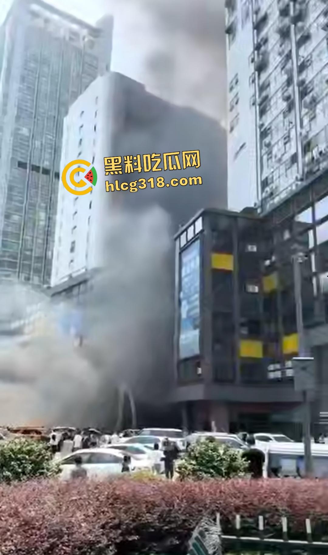 重庆九龙坡摩托车停放点炸翻天!熊孩子鞭炮炸油箱引发大火,火海吞百车!