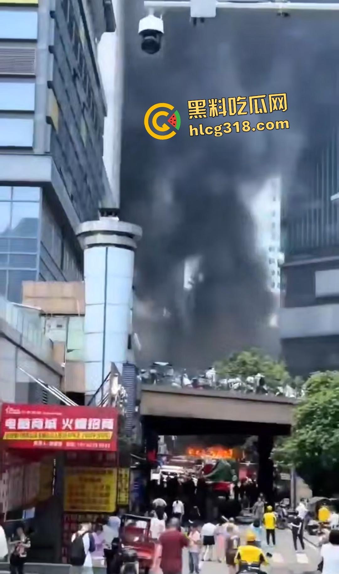 重庆九龙坡摩托车停放点炸翻天!熊孩子鞭炮炸油箱引发大火,火海吞百车!