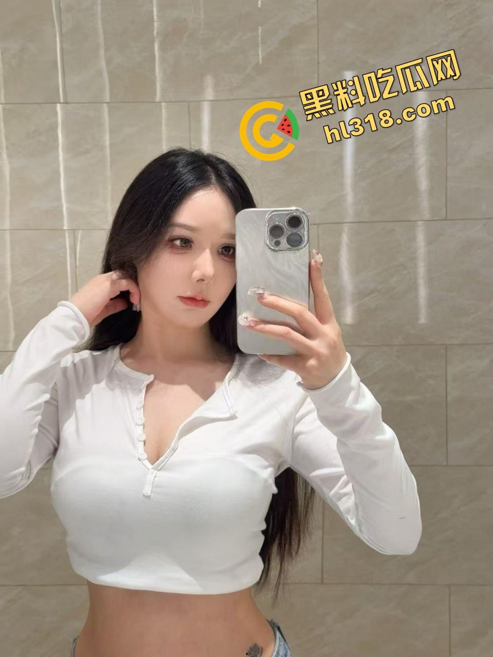 亲妹穿着情趣内衣在厨房切菜，我当场顶到湿透，忍不住无套干进去了，干到她腿软扶不住台面！