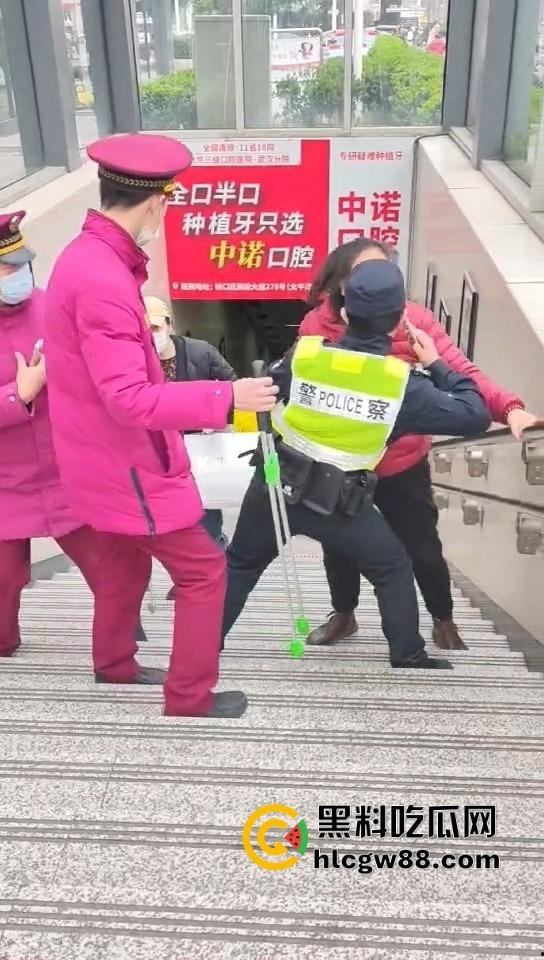 武汉地铁上演最牛逃票大妈，三个辅警拦不住，学生卡在手，长楼梯狂奔，年轻人看了都自愧不如！