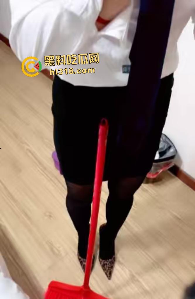 55岁红衣骚妈和儿子在酒店扮演服务员和客人，儿子性欲爆发迫不及待撕烂黑丝后入，还用跳蛋双插爆穴！