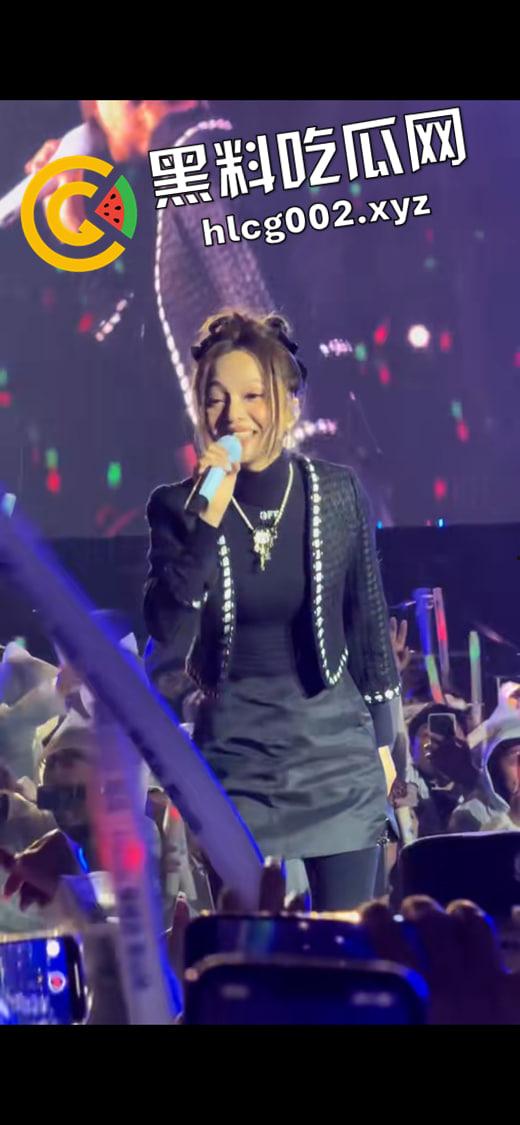 【张韶涵】昆山商演拉稀现场！前排恶臭难闻高喊退票 微博公关删热搜 这下真的是追星追到拉稀了都