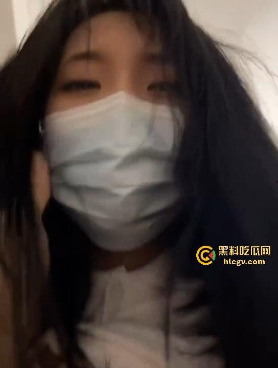 21岁网红【周某娜】公共场合拍不雅视频被抓！穿大衣遮挡，内里暴露大胆摆淫秽动作