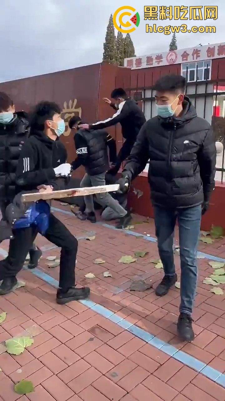 唐山38中门口精神小伙持械群殴，砍刀钢棍齐飞，校园门口上演江湖儿女！