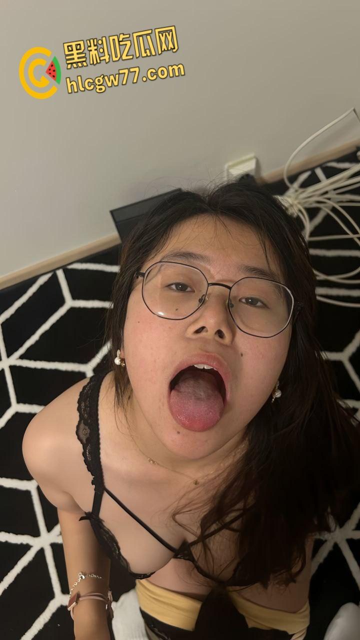 微胖尤物黑丝调教,眼罩SM口交狂欢,大奶肉感波动起伏,骚穴内射屁股还在抖颤 !