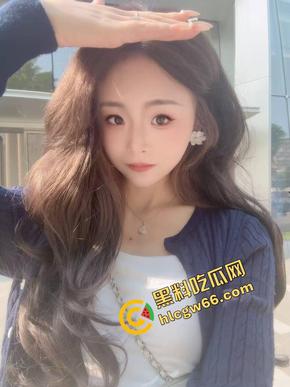 桌上吃肉，桌下吃逼，绿帽哥请兄弟草自己老婆边吃边拍，骚妻水流成河，火锅秒变淫锅！