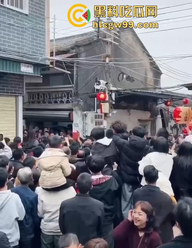 广东潮汕迎老爷因抢香炉爆发冲突，两边人马大大出手，好好的一个迎神活动搞成这样为啥呀！