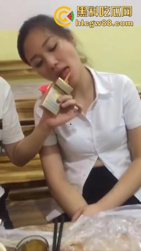 湖南极品骚货人妻【李洋洋】酒桌舔舐香烟勾引酒友，饭后直接亲自酒店展示，无与伦比的口交技术