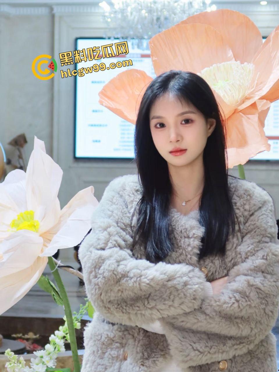 黑龙江哈尔滨小区饥渴男女，光天化日之下雪地里刺激深喉口爆吃鸡，还曾在雪地露奶露逼淫荡拉尿！惨遭曝光独家流出！