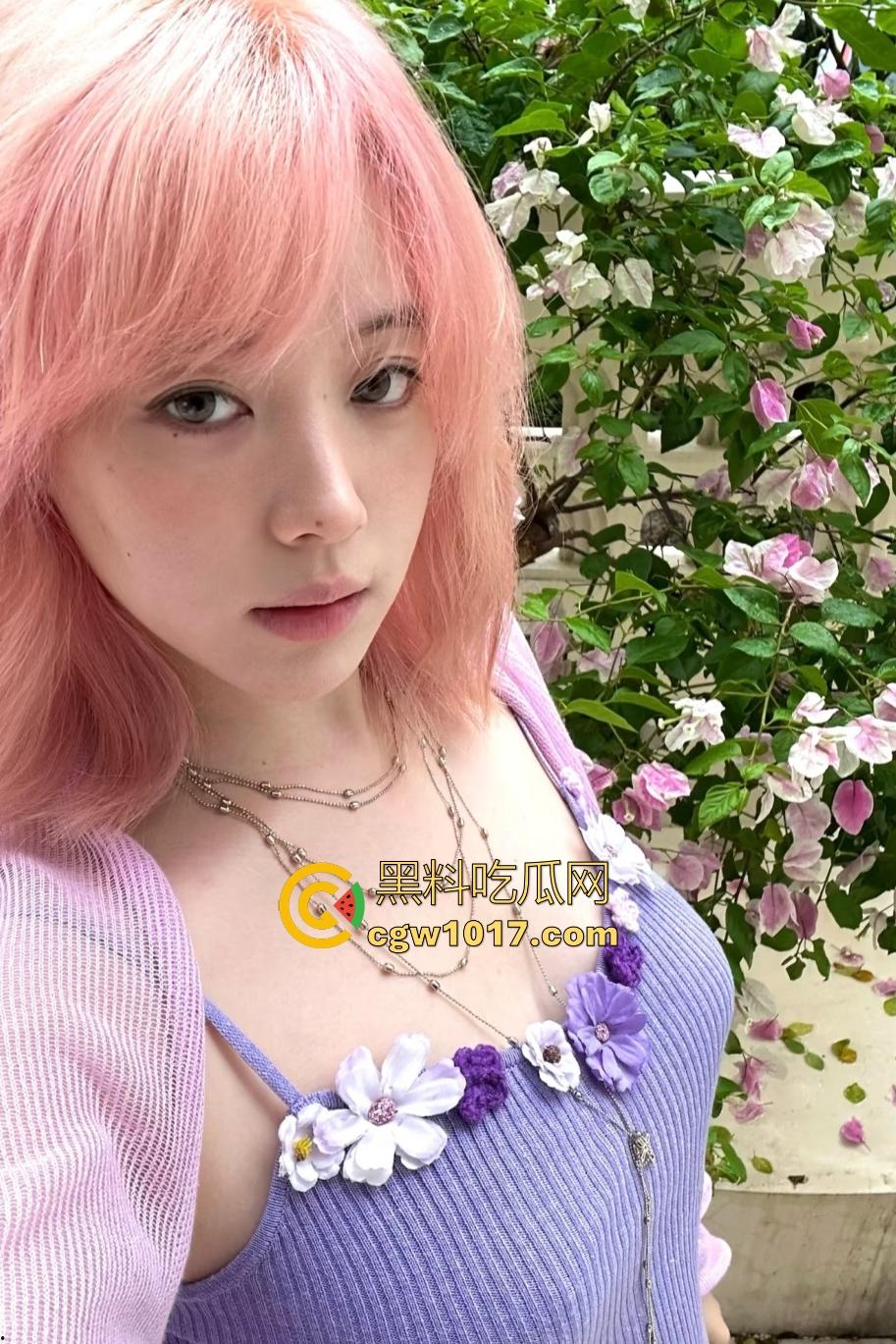 痴女女友想吃鸡巴被迫染粉毛，你别说染发了还挺骚的，调皮脸蛋跪地像狗口交深喉，B毛剃了一半像个小日本！