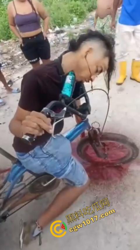恐怖视频曝光!小伙头颅神秘贯穿,三轮车穿颅血染街头血腥现场骇人惊魂,神秘死亡惊掉下巴!