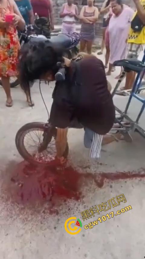 恐怖视频曝光!小伙头颅神秘贯穿,三轮车穿颅血染街头血腥现场骇人惊魂,神秘死亡惊掉下巴!
