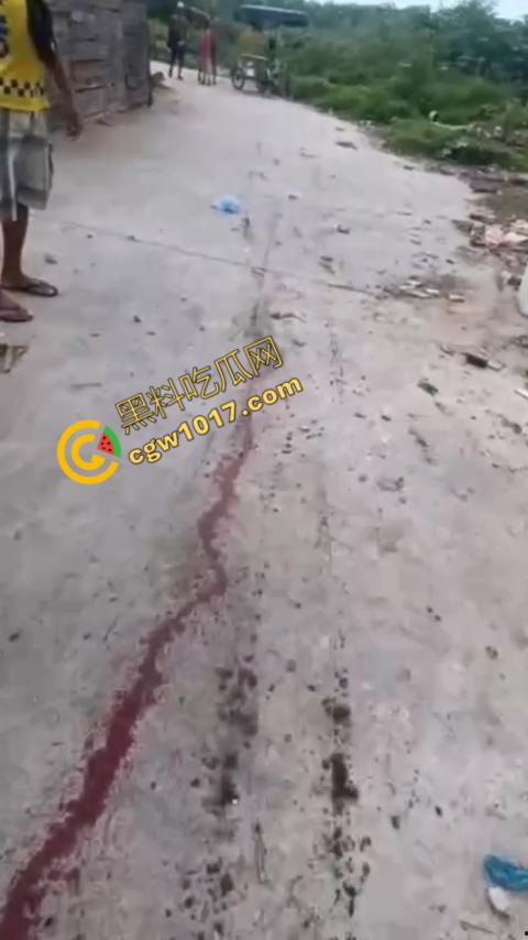 恐怖视频曝光!小伙头颅神秘贯穿,三轮车穿颅血染街头血腥现场骇人惊魂,神秘死亡惊掉下巴!