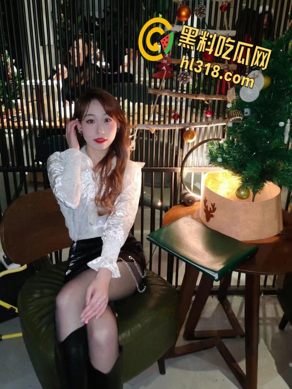 河南省极品骚母狗【涵涵】,与哥哥乱伦不过瘾,闺蜜男友轮番上阵,三洞齐开爽翻天,私生活糜烂到令人咋舌 !