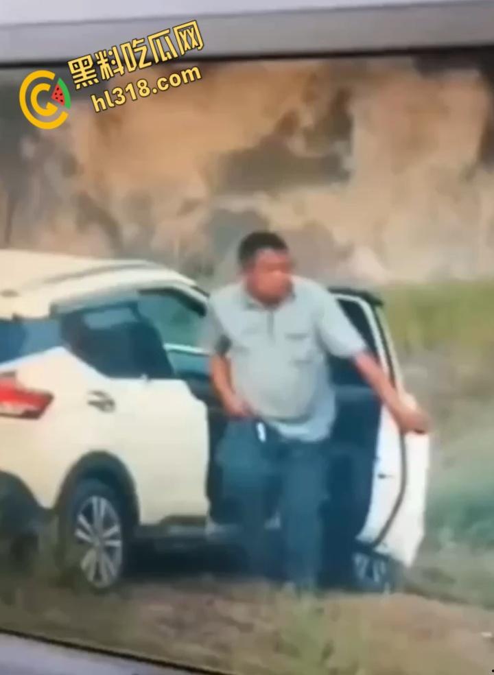 广州8C552车震门！野生激战被当场捕获，狗男女荒山野岭副驾做爱，结束后还当街穿衣 !