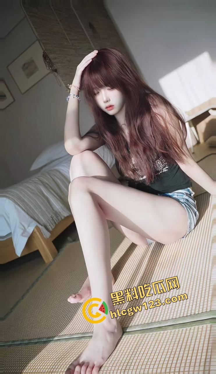 茅台灌骚逼河北04嫩妹『赵雪儿』骚到爆表骚逼滴蜡,3p轮奸撑开扩阴器灌满精液混合着茅台酒!