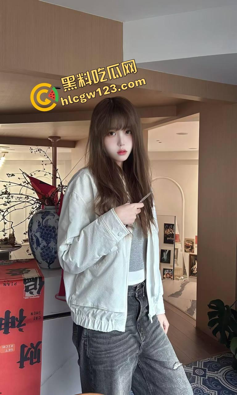 茅台灌骚逼河北04嫩妹『赵雪儿』骚到爆表骚逼滴蜡,3p轮奸撑开扩阴器灌满精液混合着茅台酒!